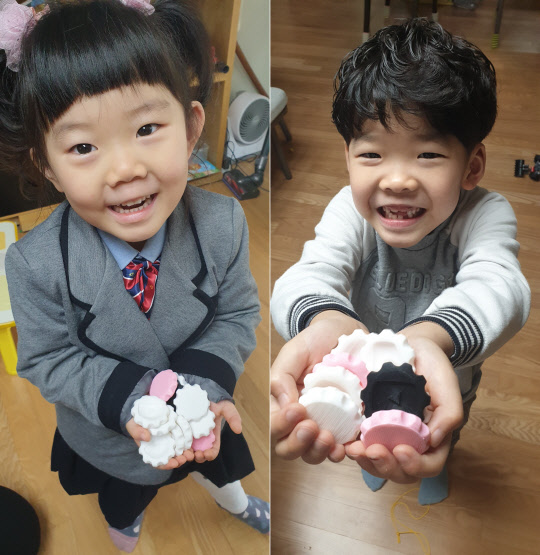 삼성SDI에 근무하는 김인환 프로의 자녀들이 3D 프린터로 만든 유튜브 코인을 보여주고 있다. 삼성SDI 제공